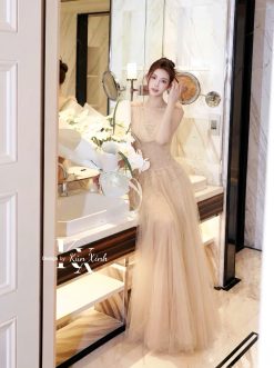 Váy Tiệc Ren Thêu Kim Sa Xỏ Gọng Kèm Hoa Trà — 2 Màu Kem/Be KUX0030